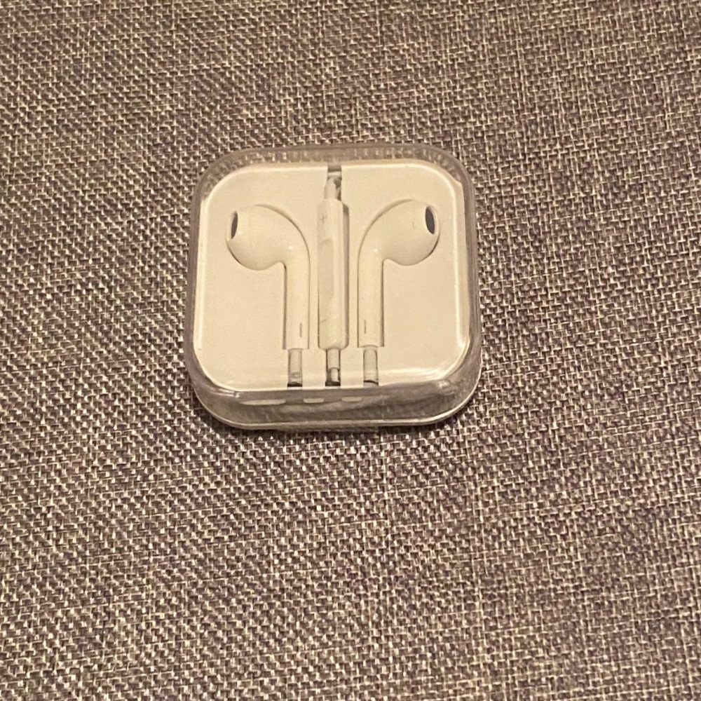 Apple iPod/IPhone 3.5mm Earphones /Earbuds